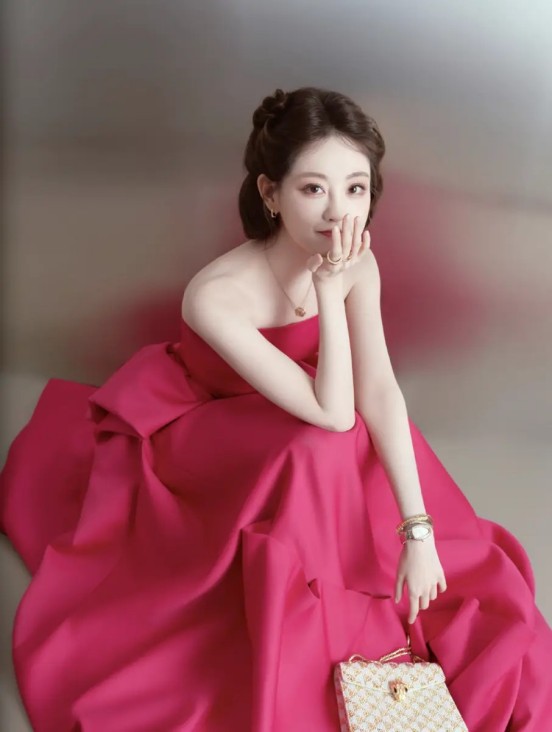 恭喜！28岁TVB“长腿女神”杨咏彤宣布结婚，过大礼金器满桌，甜蜜进入婚礼倒计时