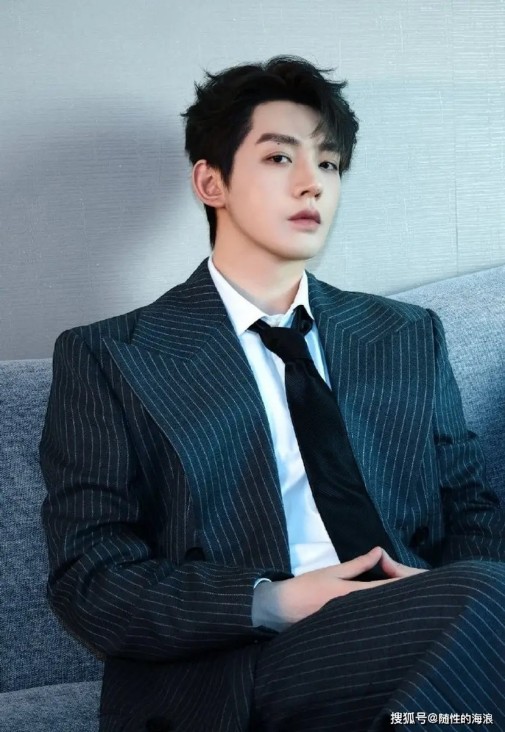 被虚拟驯服的一代人：当屏幕体验取代真实生活感受，我们正在失去什么？